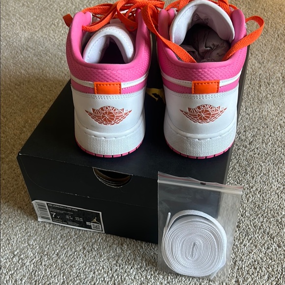 Nike Jordan 1 Low Pinksickle - Picture 4 of 5